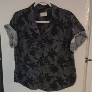 Universal Thread Black and White Label Shirt Detail